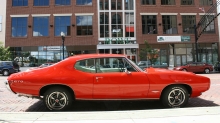 Красный Pontiac GTO подъехал к офису